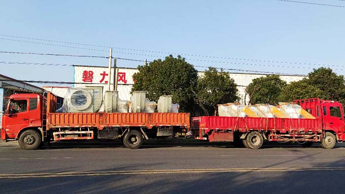 风机厂家:QG刮刮乐风机十台玻璃钢风机运往上海酸洗废气项目